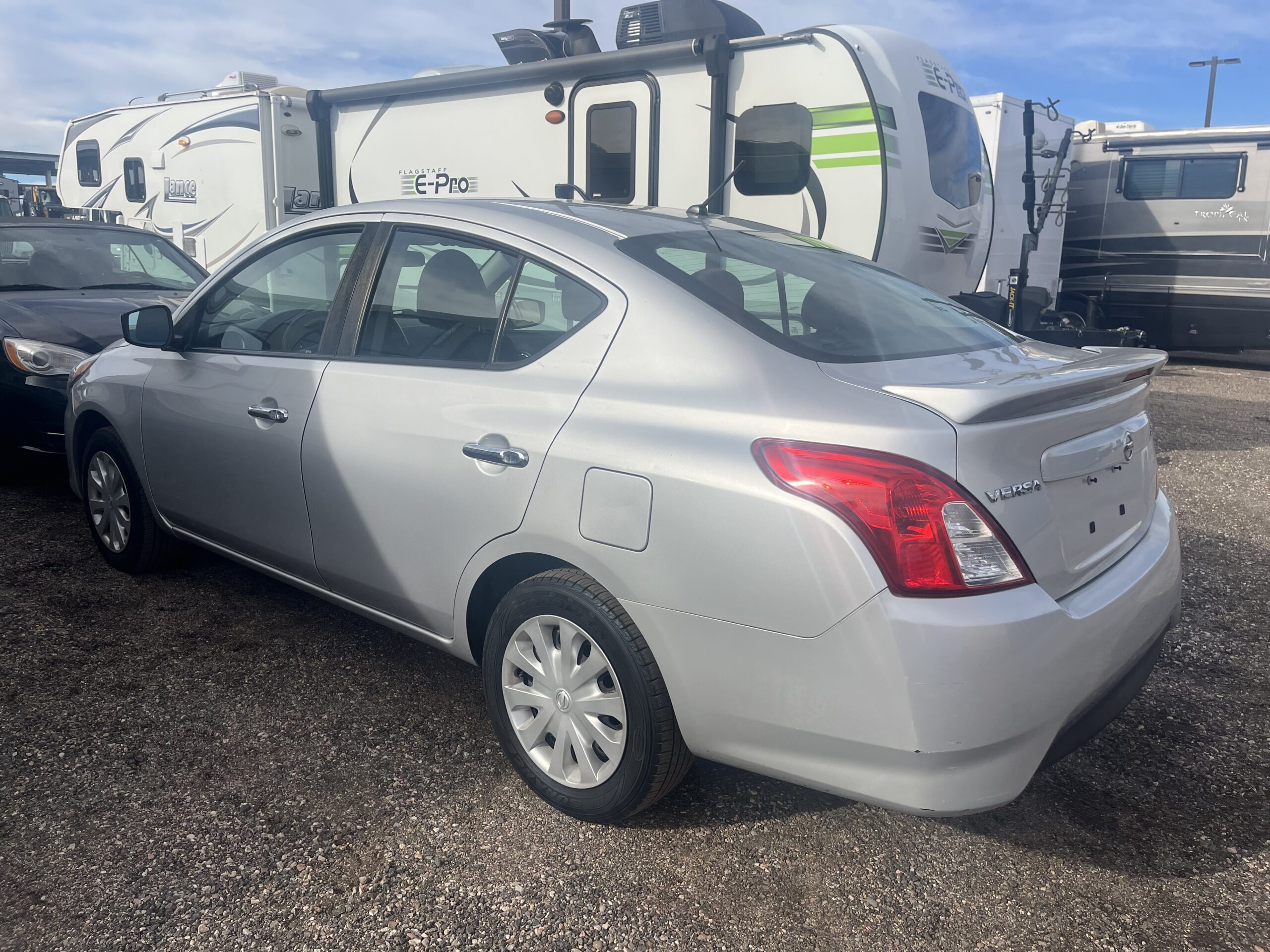 
								Nissan Versa 2018 full									