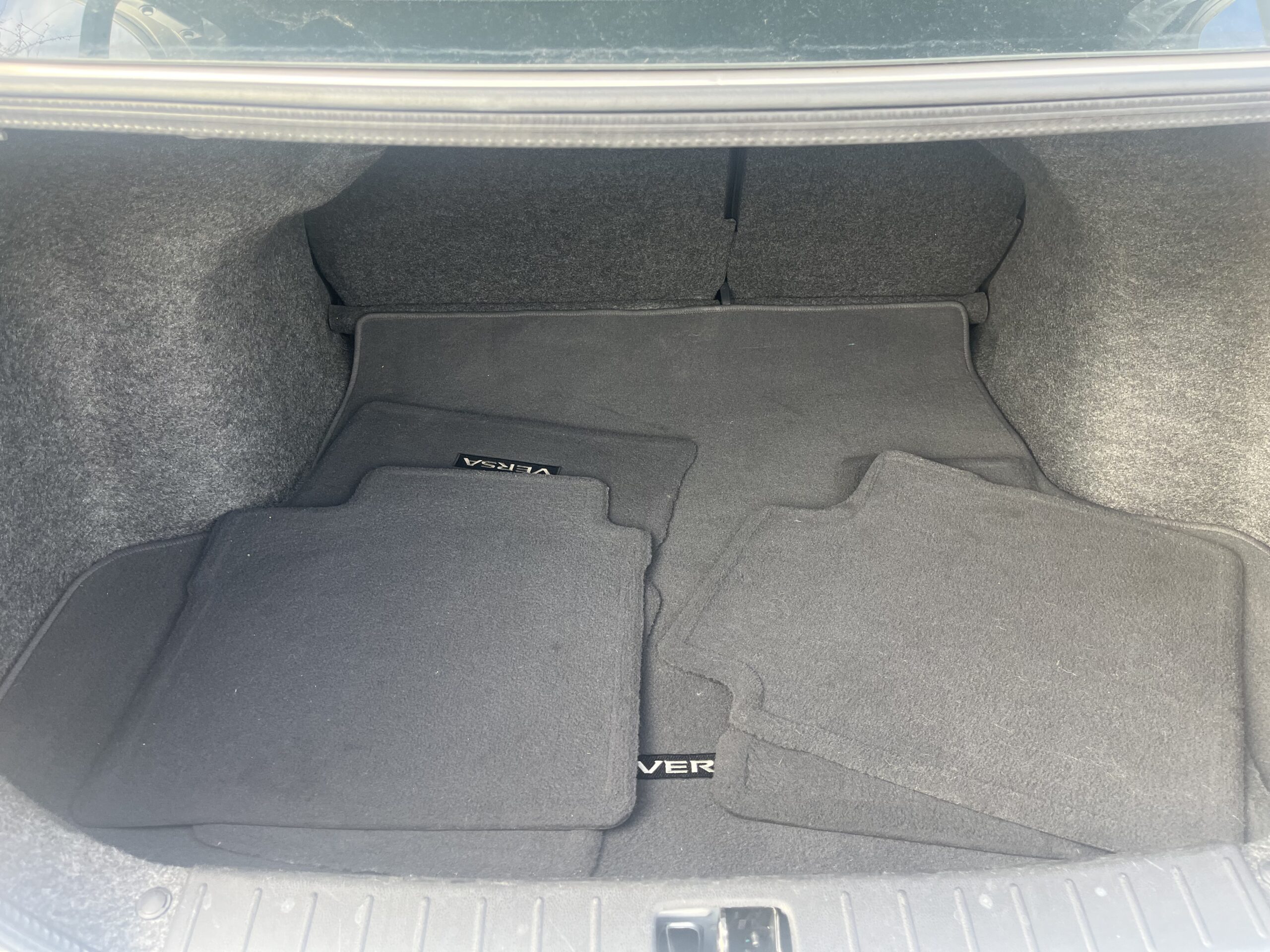 
								Nissan Versa 2018 full									