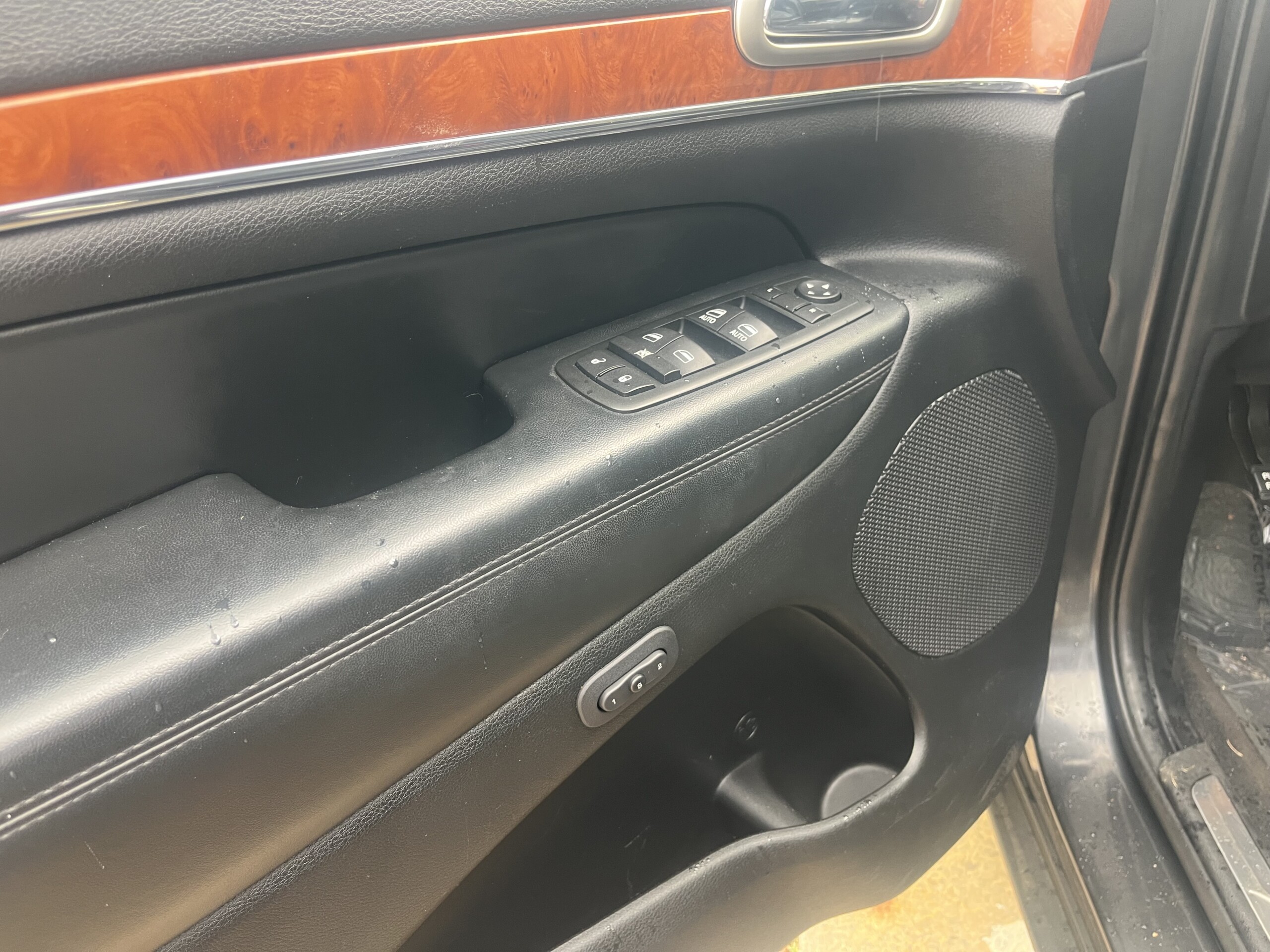 
								jeep grand-cherokee 2011 full									